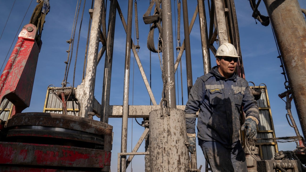 Oil tankers and pipelines symbolizing China’s search for safer energy routes beyond the Gulf