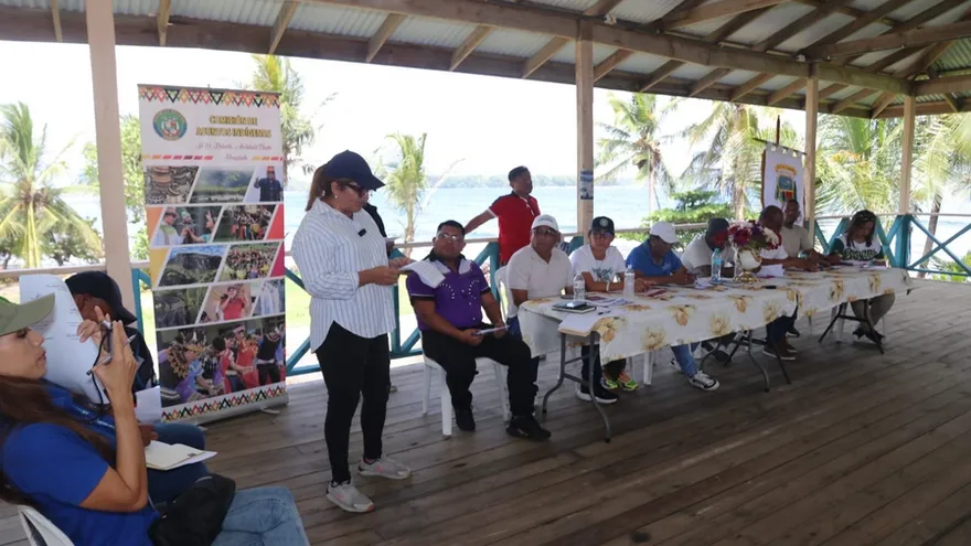 Panamanian lawmakers discussing the administration and territorial status of Isla Escudo de Veraguas
