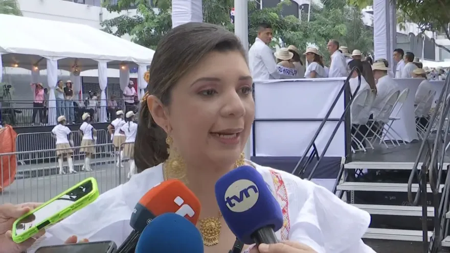 A motorbike delivery rider in Panama navigating city traffic with a food delivery backpack.