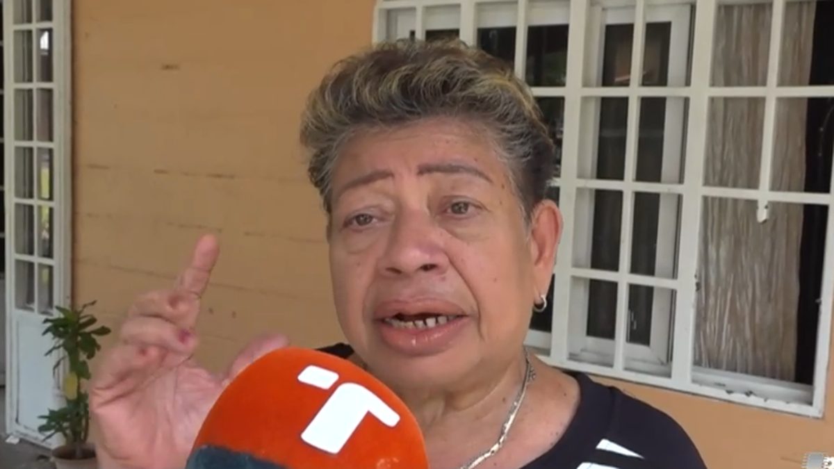 Police vehicle near a residential street in Colón after an armed home robbery and vehicle theft