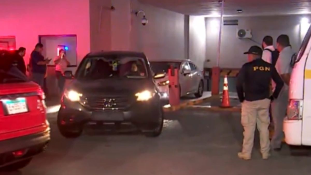 Forensic personnel at a government office building in Panama after a fatal elevator maintenance accident