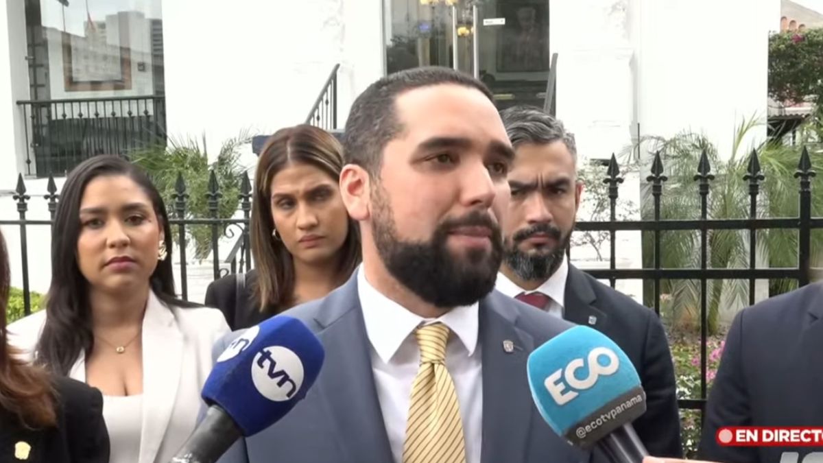 Panama lawmakers in the National Assembly discussing a complaint against the comptroller general