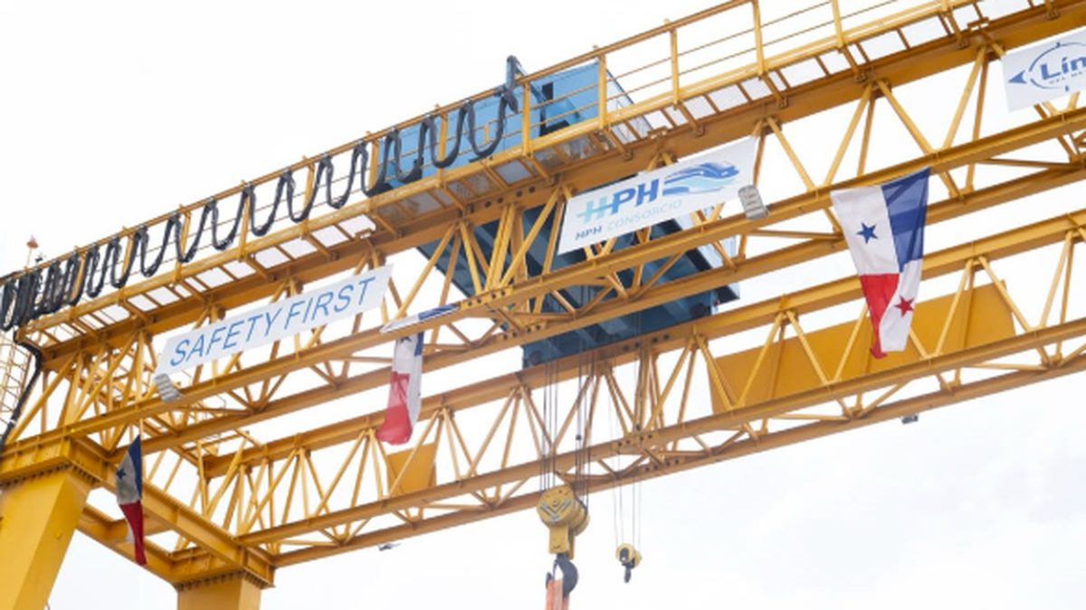 Lawmakers touring a Metro construction site in Panama and reviewing progress on Line 3