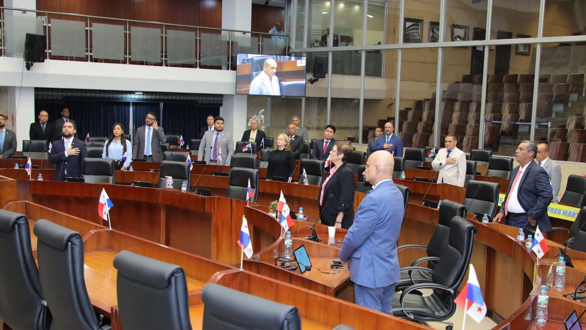 President José Raúl Mulino speaking with members of Panama's National Assembly about an economic reform bill