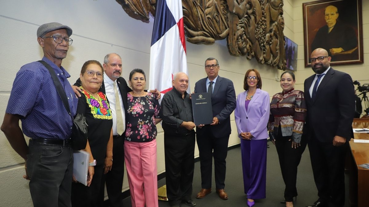 Retired teachers in Panama standing outside a government building during a pension-related announcement