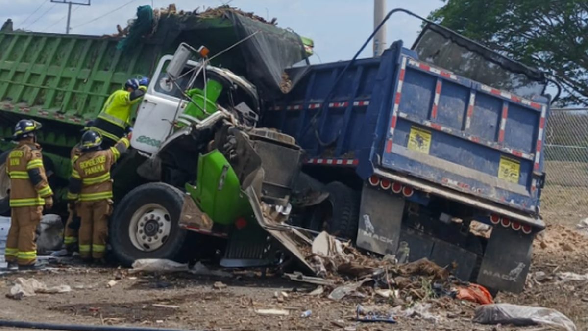 Emergency personnel responding to a truck collision on a road in Antón, Coclé province