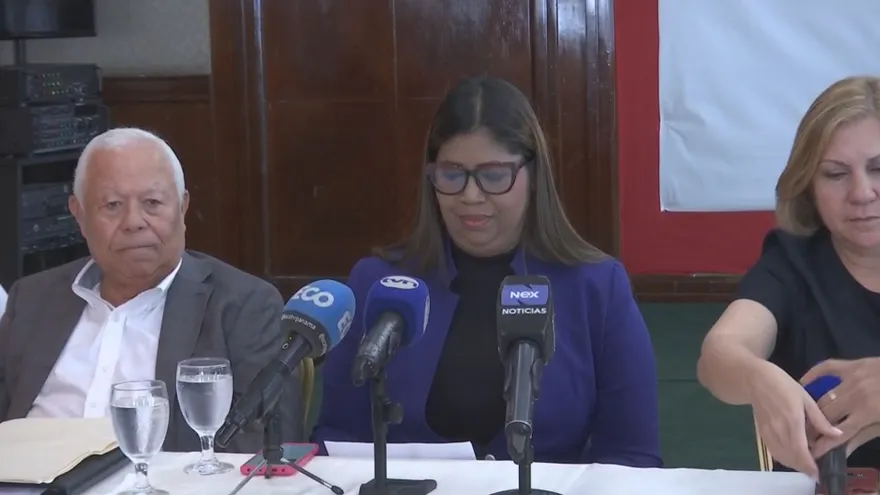 A taxi in Panama’s capital with urban traffic and a driver waiting for passengers