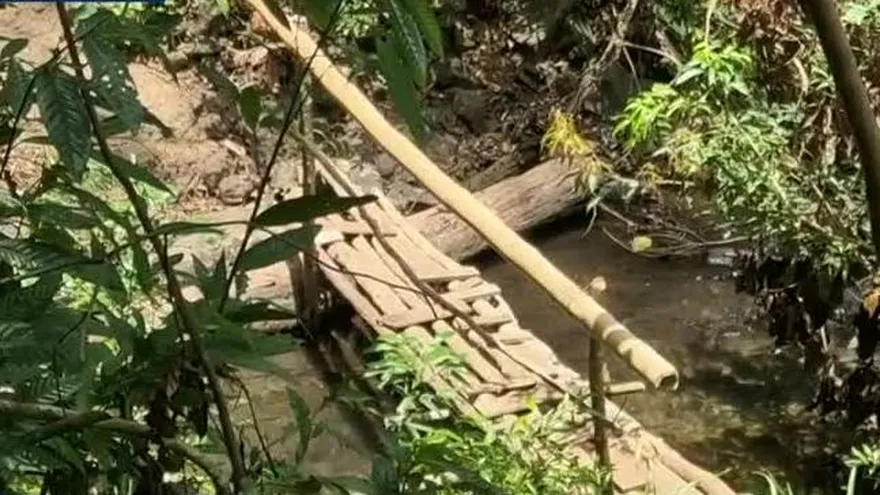 Residents in Capira using a makeshift pedestrian crossing near the collapsed Perequeté River bridge