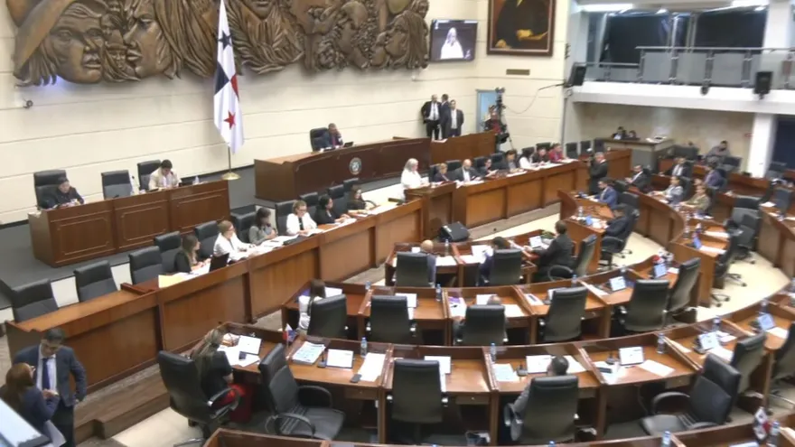 Panama’s National Assembly building with legislative documents and a clock symbolizing an urgent deadline