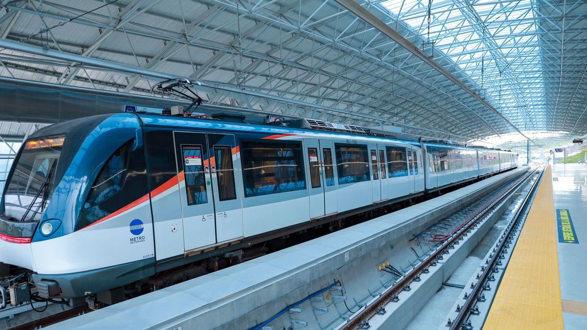Commuters near the Villa Zaita metro station and bus stop in Panama City, where a new interchange will open next week