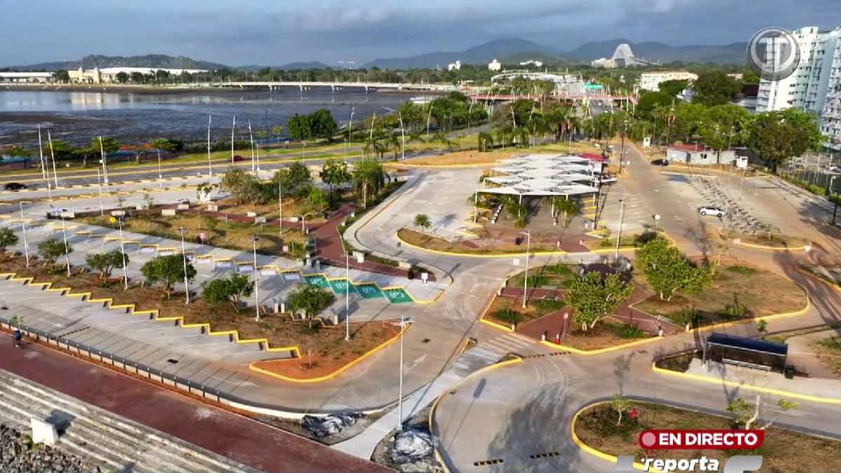 Vehicles parked along Cinta Costera 3 in Panama City near the waterfront promenade
