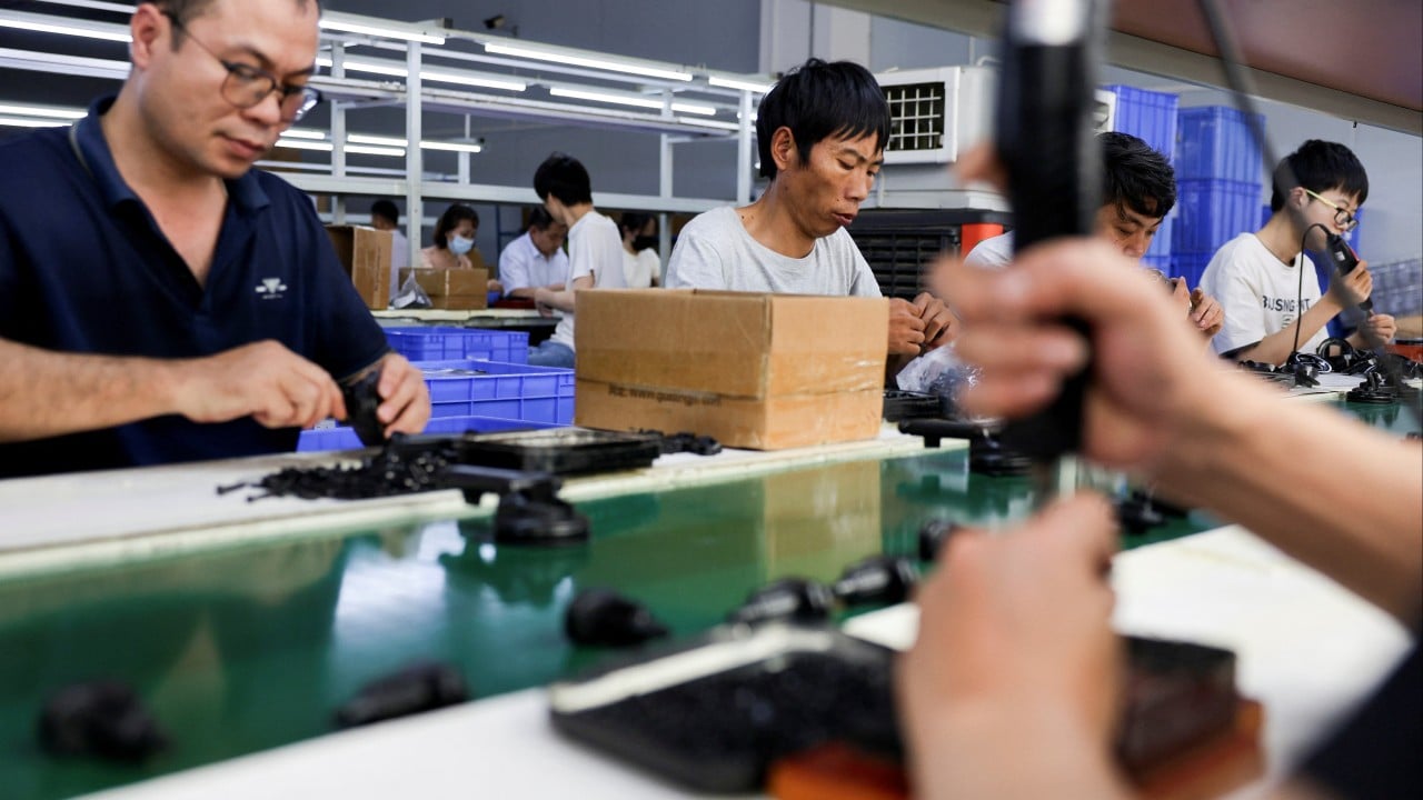 Cargo ships and industrial facilities affected by higher oil prices after disruption in the Strait of Hormuz