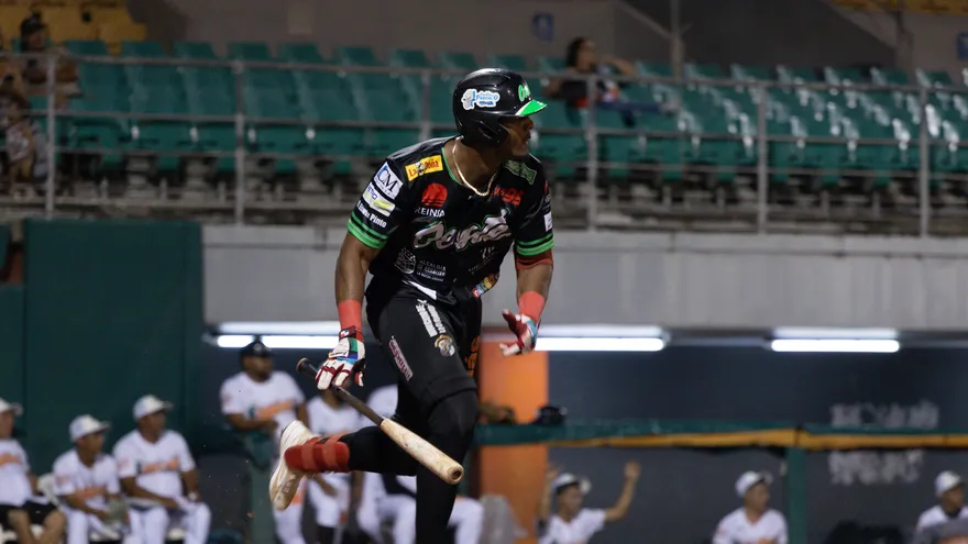 Baseball teams preparing for a semifinal game in Panama's national major championship