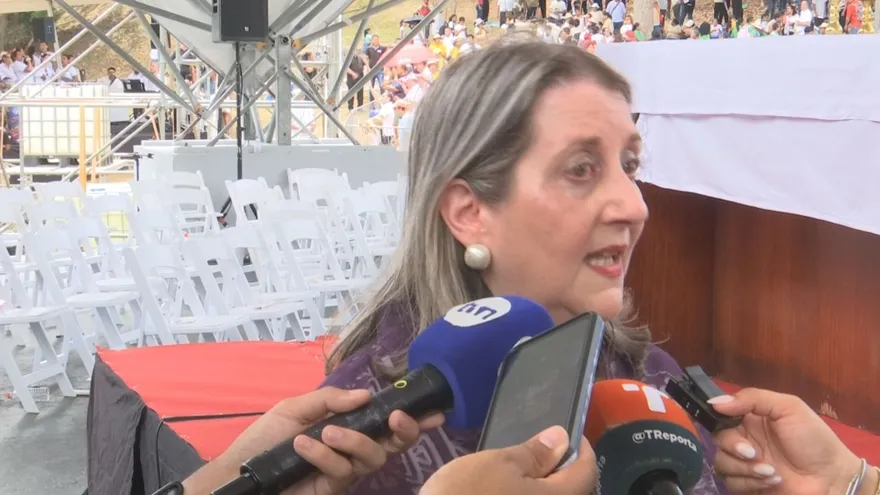 Angela Russo speaking at a church gathering in Panama about child protection and poverty reduction