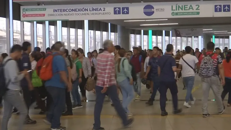 Commuters entering a crowded Panama Metro station platform during busy hours
