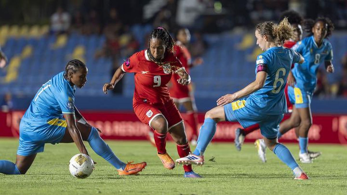 Panama women’s soccer players celebrating after a qualifying victory on the field