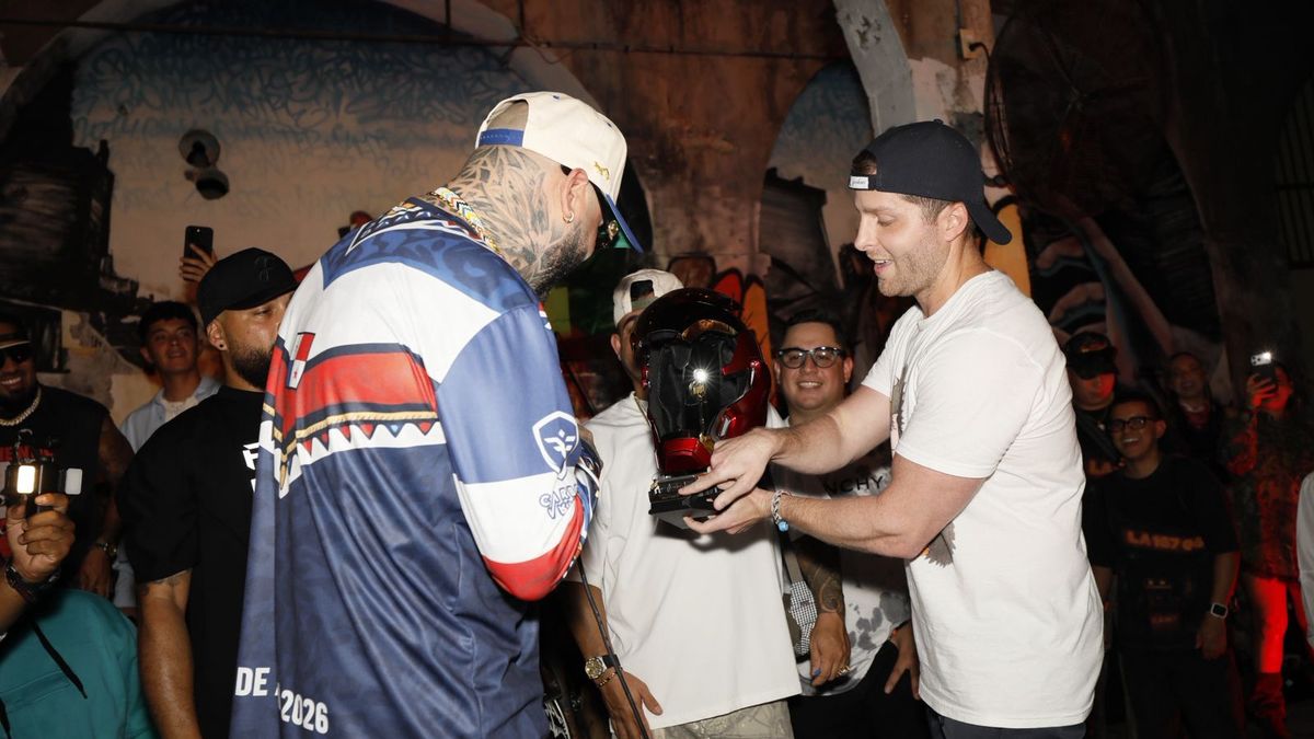 Farruko receiving the Key to the City of Panama from Mayor Mayer Mizrachi during an album launch event in Panama City