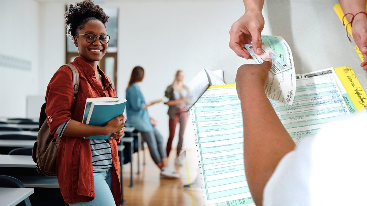 University students in Panama reviewing IFARHU scholarship information and application requirements