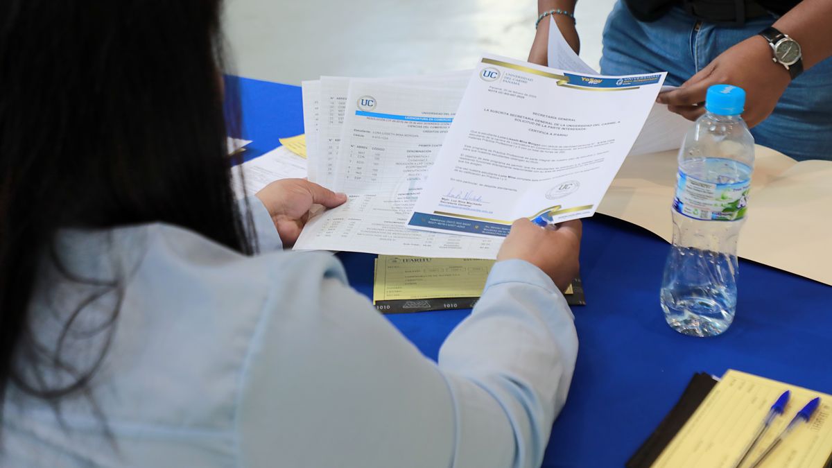 Students or scholarship beneficiaries waiting in line to submit documents at an IFARHU office in Panama