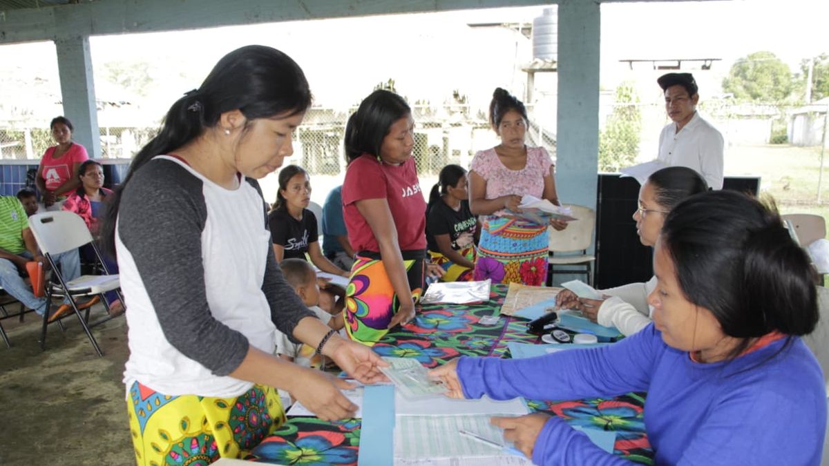 Students and families preparing documents for an IFARHU scholarship application process in Panama