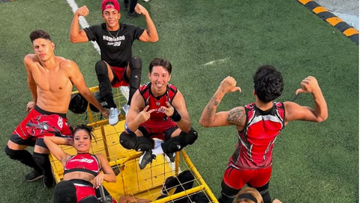 Contestants on Calle 7 Panamá during an intense team challenge with the Escarlata side celebrating a win