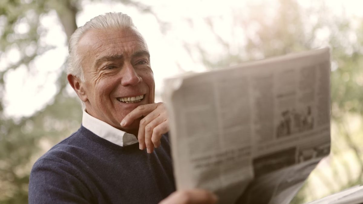Elderly retirees in Panama walking near a city street while discussing senior discount benefits