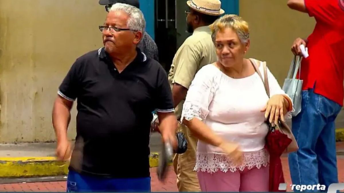 Retirees and pensioners in Panama receiving a social security bonus payment