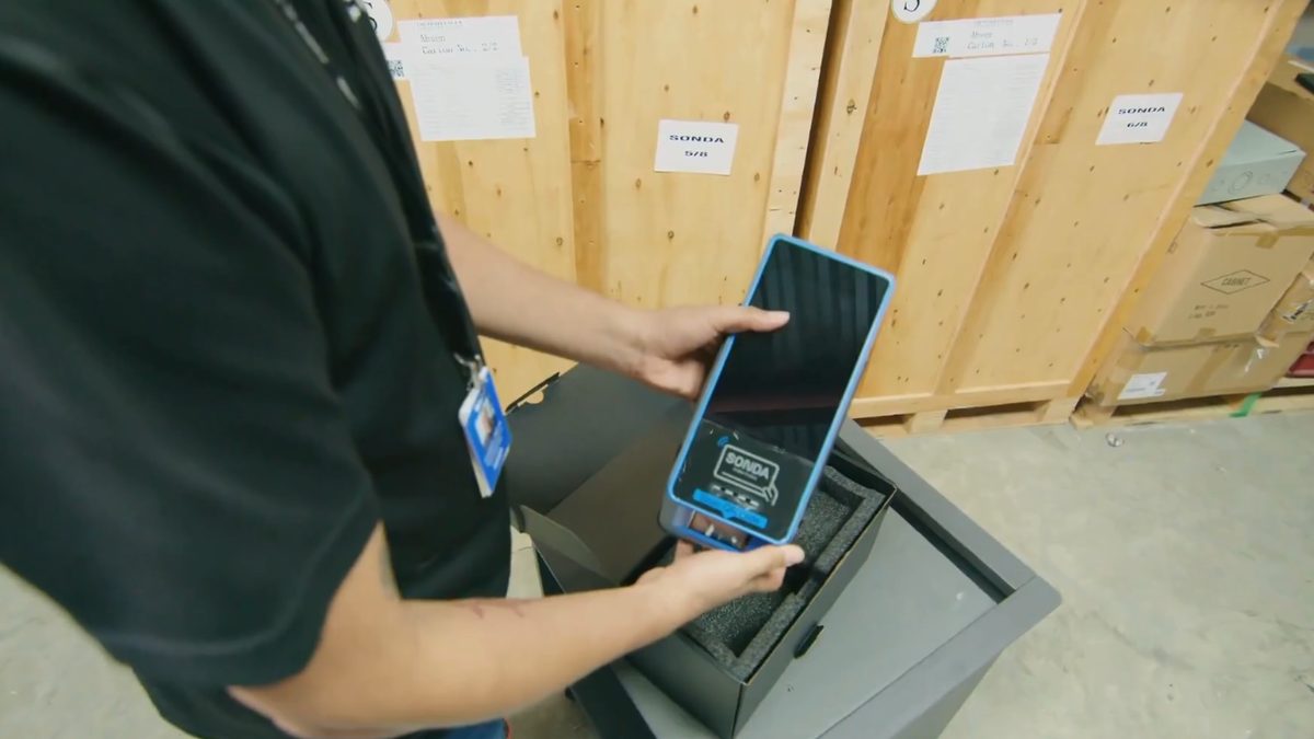 A commuter using a contactless fare validator at a Metro de Panamá station entrance