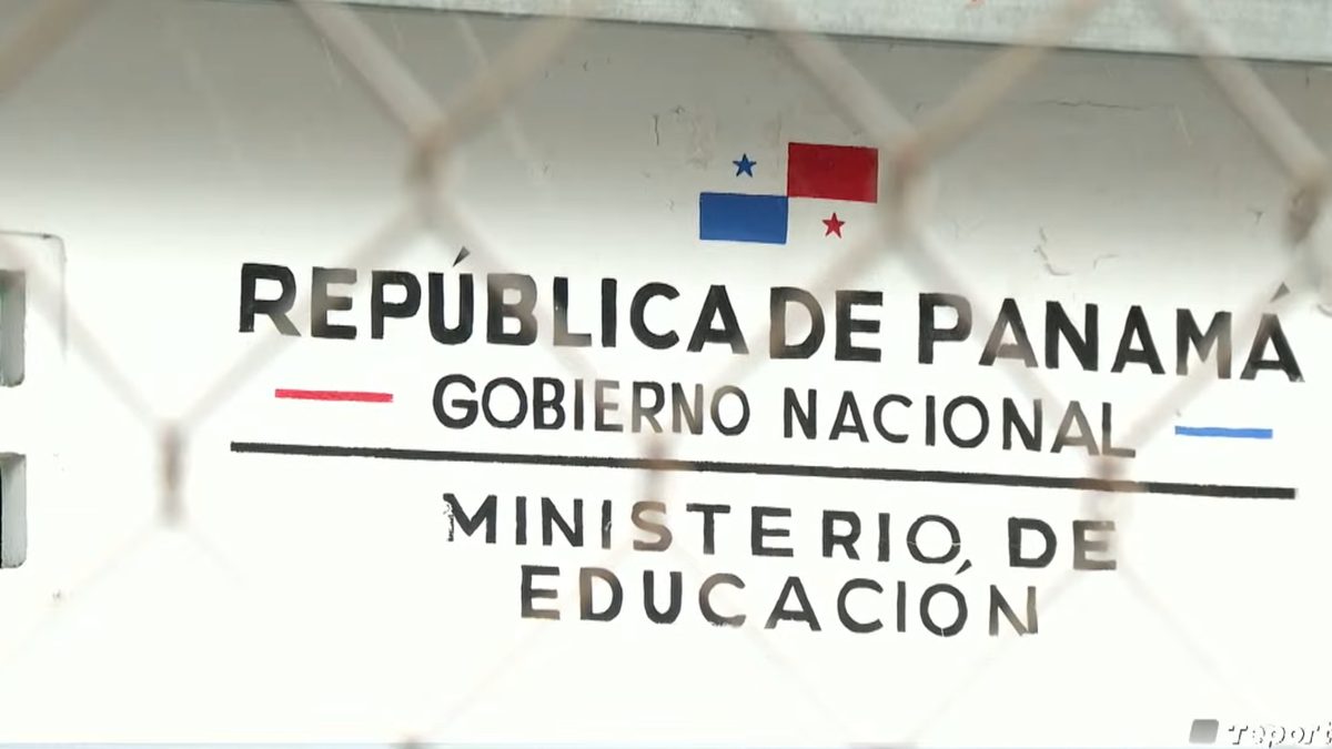 Students walking near a school campus in Panama City’s northern district during the school day