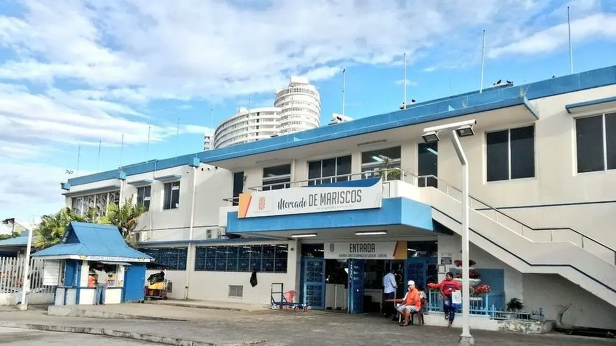 Fresh seafood stalls and market vendors at the Mercado de Mariscos in Panama City