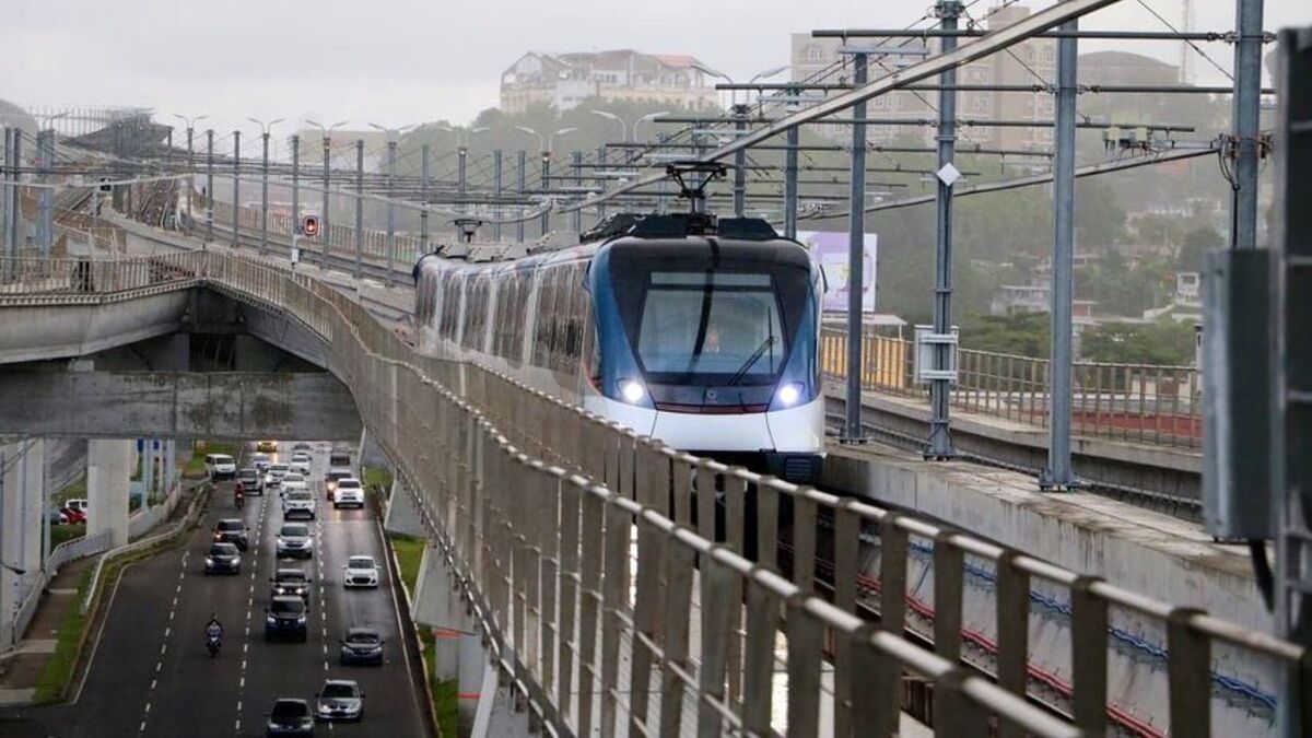 Passengers standing on a Panama Metro Line 2 platform near Hospital del Este station after a train evacuation