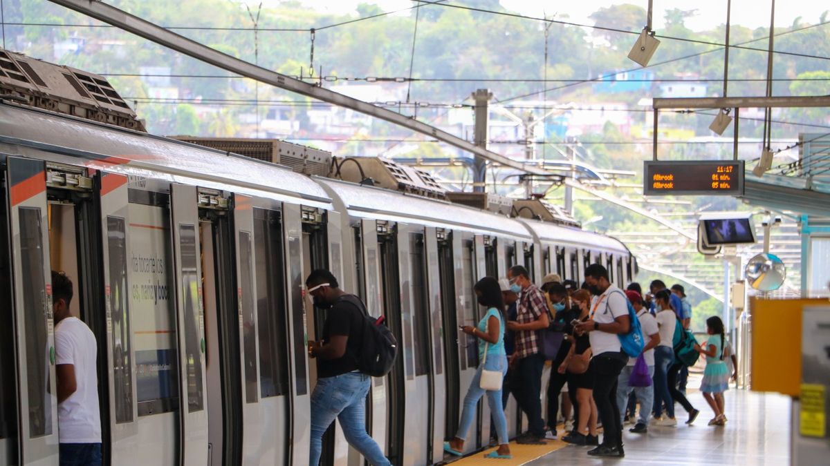 Commuters boarding a Metro de Panamá train in Panama City during a busy rush hour