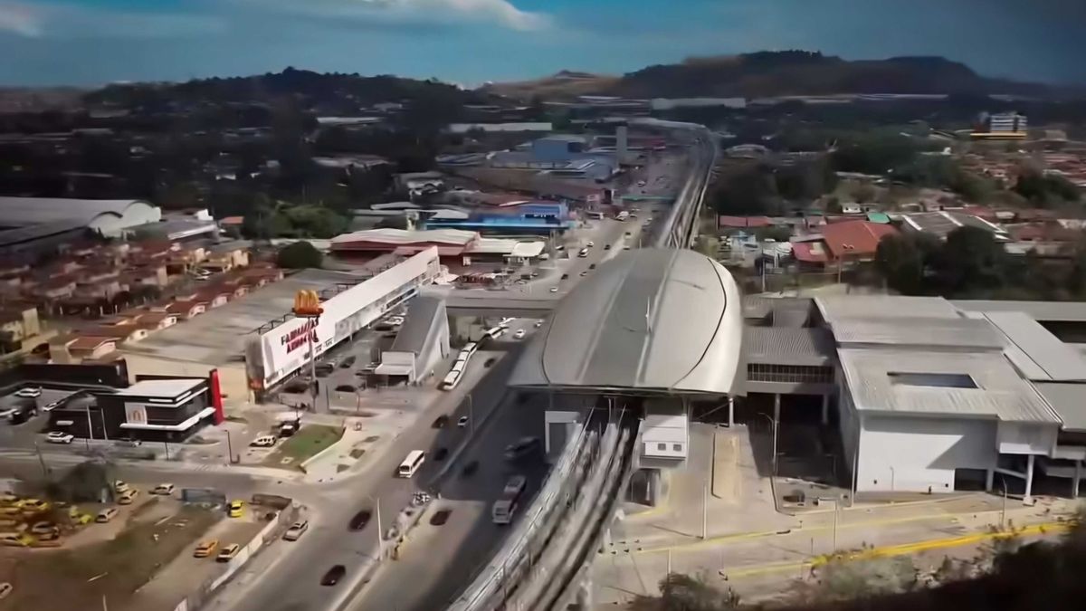 Passengers near the Villa Zaita Metro station with MiBus buses and the transit interchange area in Panama City