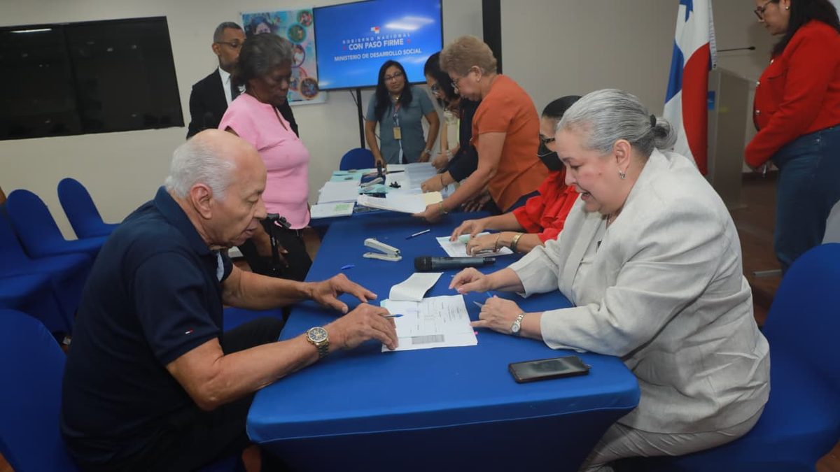 Former public employees lining up to receive checks at a government office in Panama