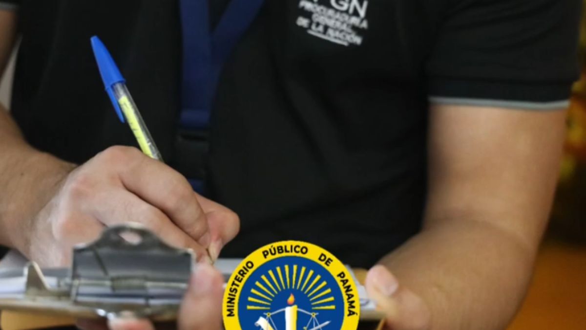 Police or emergency responders during an Amber Alert search effort in Chitré, Panama