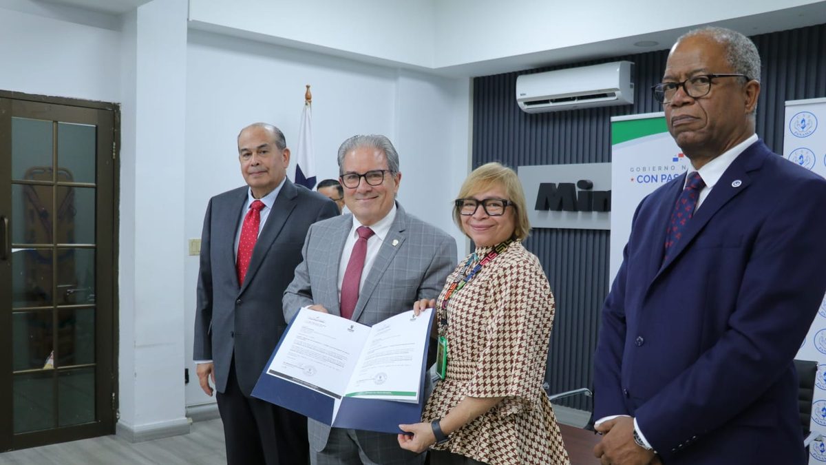 Health officials discussing cancer care improvements in Panama, with references to treatment centers and oncology services