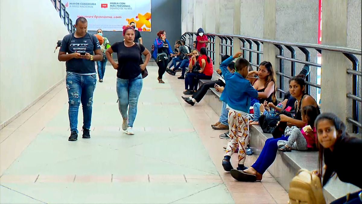 People at Albrook Terminal in Panama City during a MINSA health card fair for white and green cards