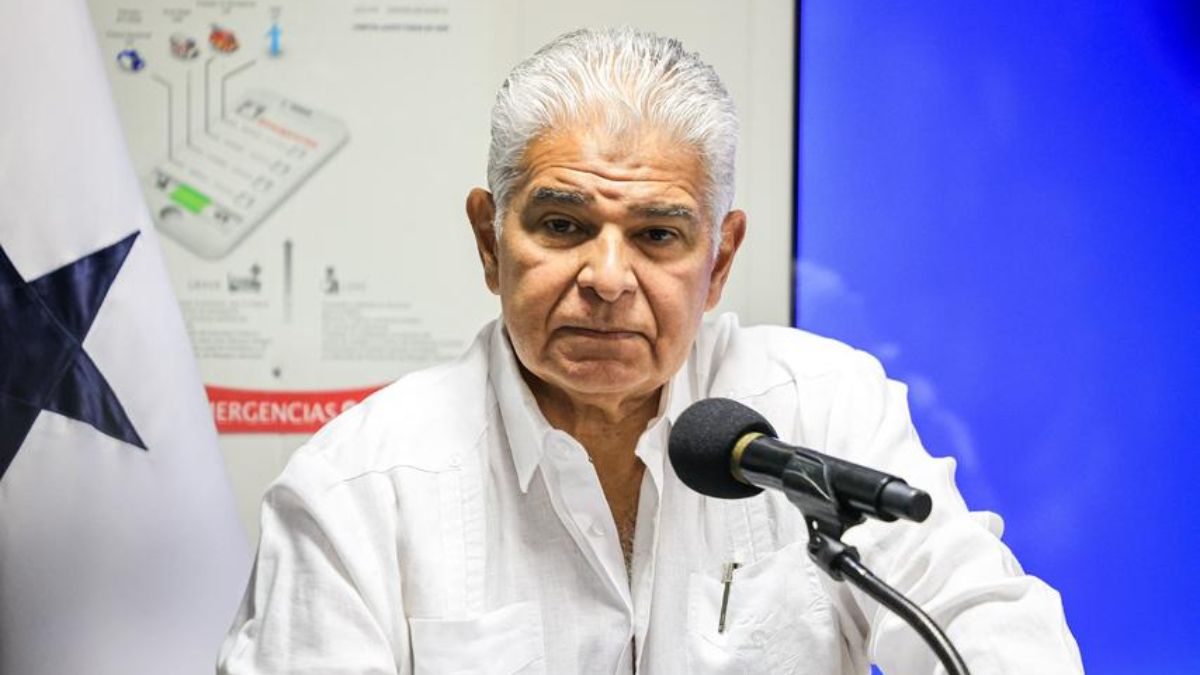 Panamanian government officials and retirees symbolizing the debate over a pension increase law