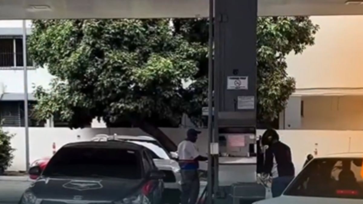 Drivers fueling vehicles at a gas station in Panama ahead of a fuel price increase