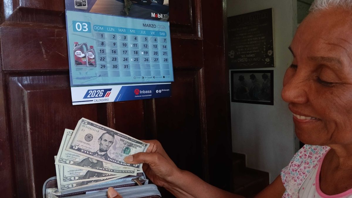 Retirees and pensioners standing in line outside a CSS payment office in Panama
