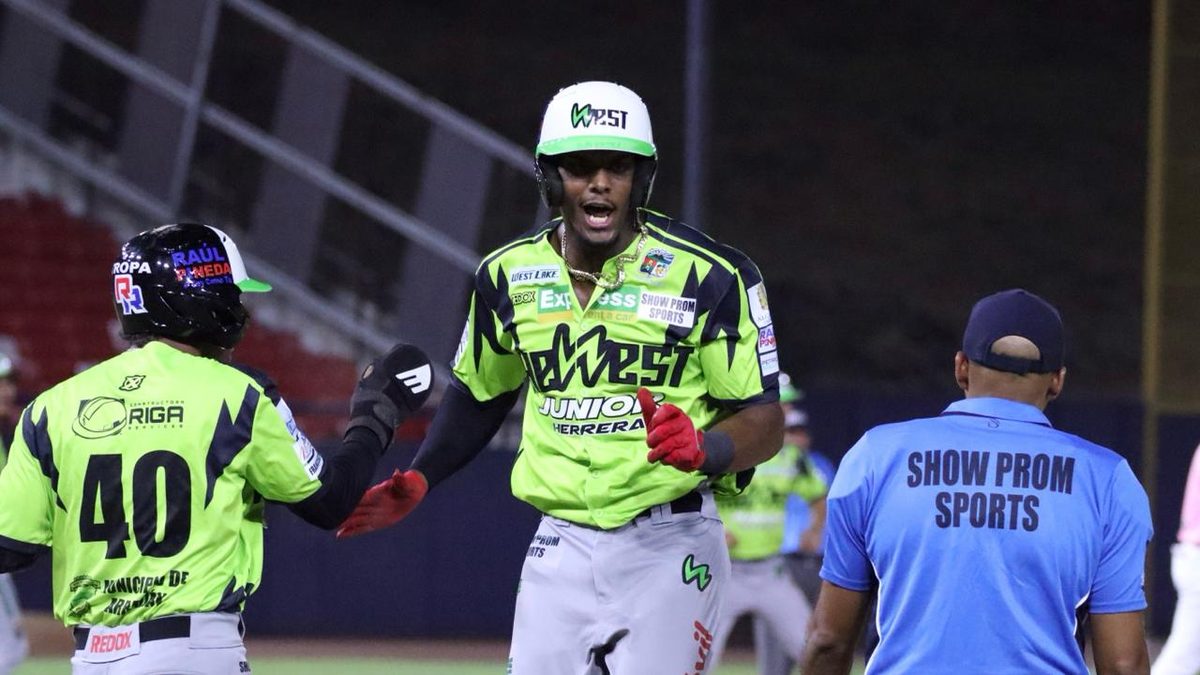 Panamá Oeste baseball players celebrating a home win during the National Major Baseball Championship semifinals