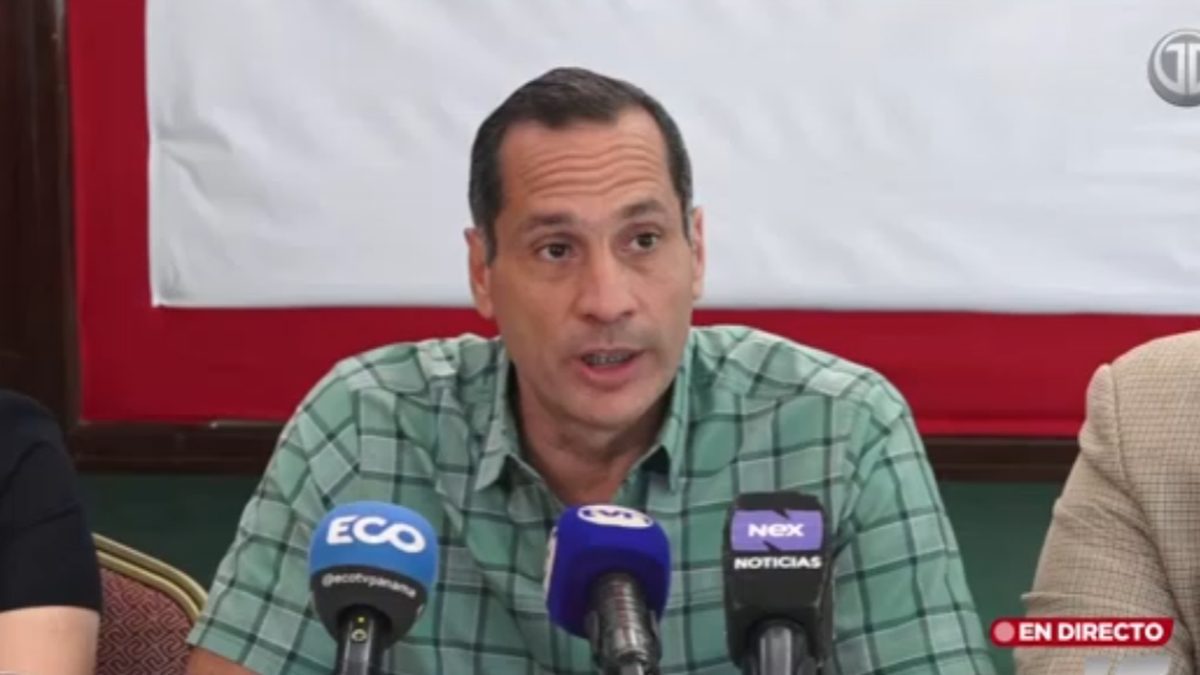 A taxi in Panama City with a smartphone app interface representing regulated luxury ride services