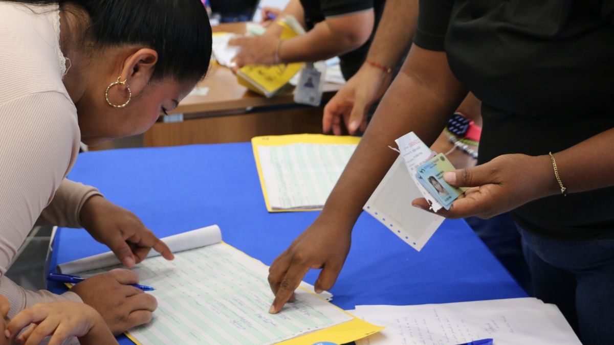 A Panamanian student with school supplies standing near an IFARHU office or education-related paperwork
