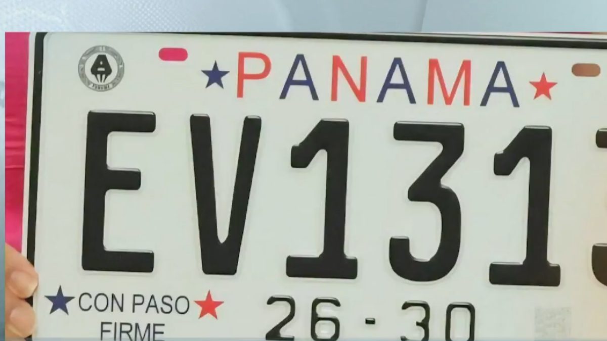 Vehicle license plates in Panama being displayed as lawmakers challenge the 'Con paso firme' slogan