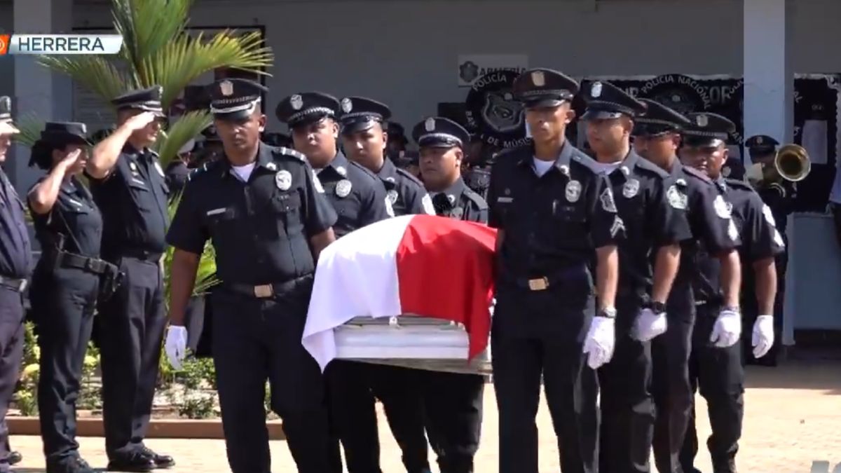 Police officers and officials gathered at a funeral ceremony in Herrera to honor a fallen officer from an operation in El Chorrillo
