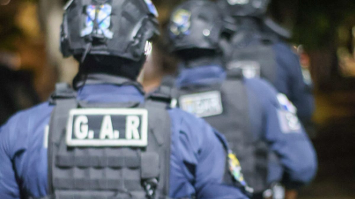 Police officers operating in a neighborhood street in El Chorrillo, Panama City