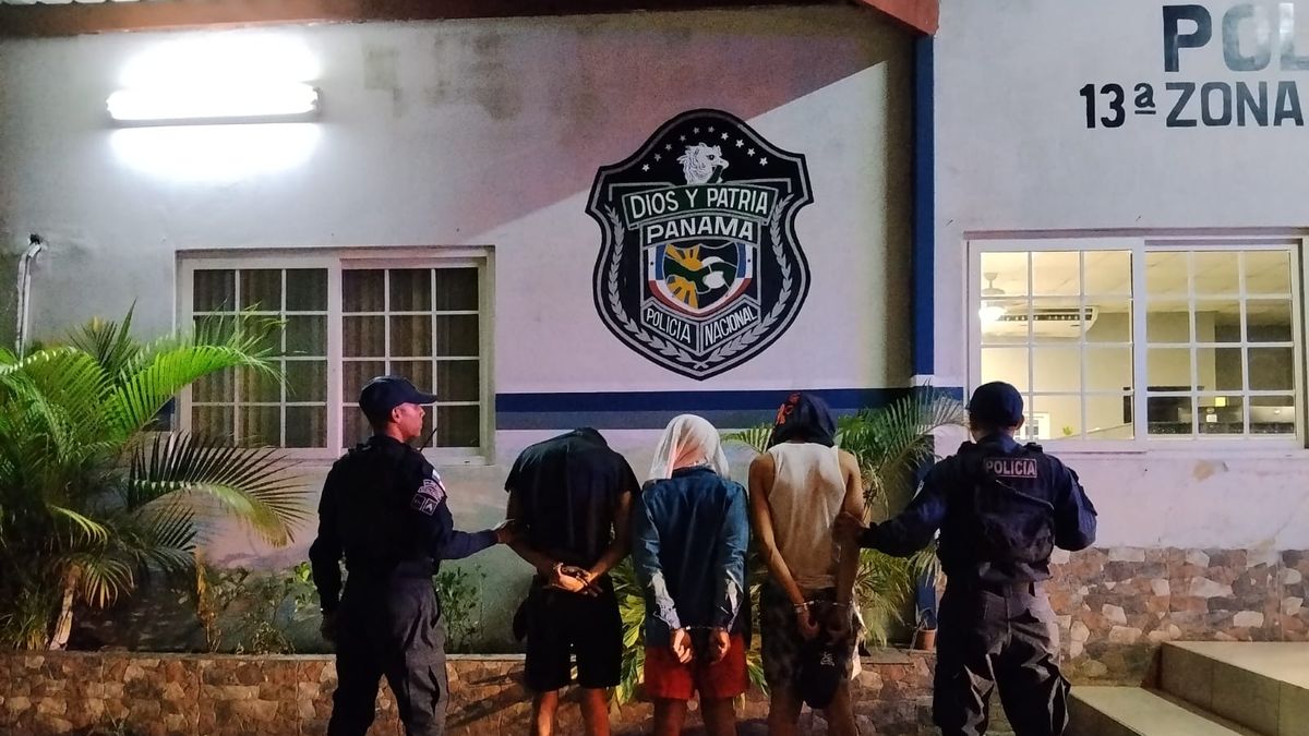 Police officers in Panama standing near a patrol vehicle in an urban neighborhood