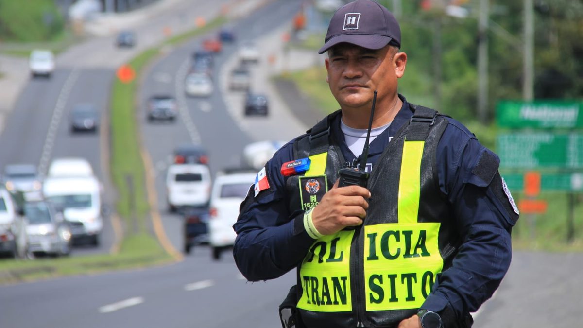Traffic flowing toward Panama City on a busy highway during the Easter Week return