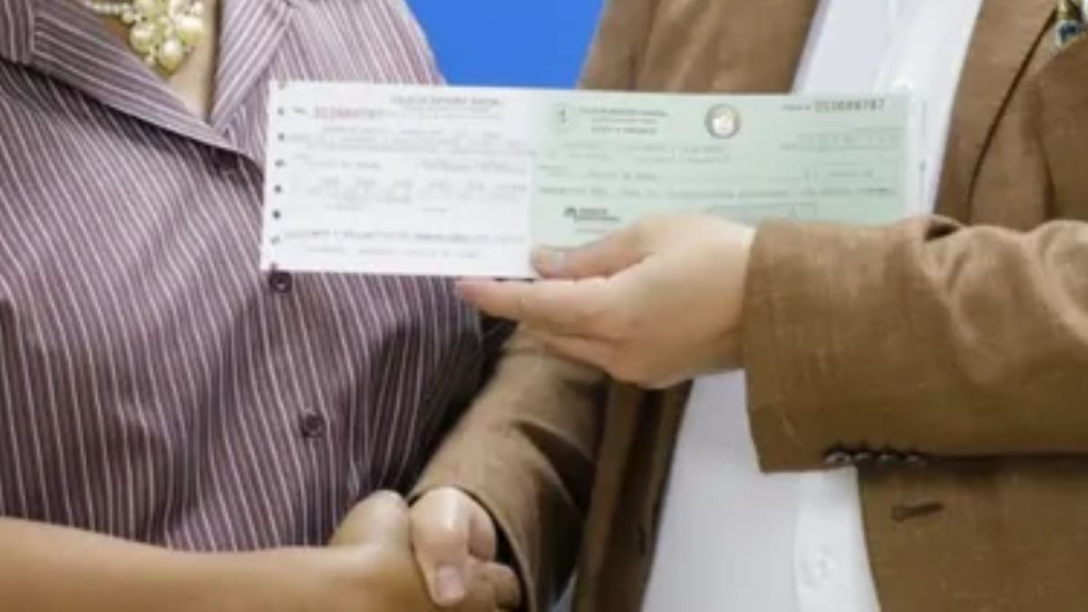 Retired Panama National Police officers or a police administrative office handling pension and benefit paperwork