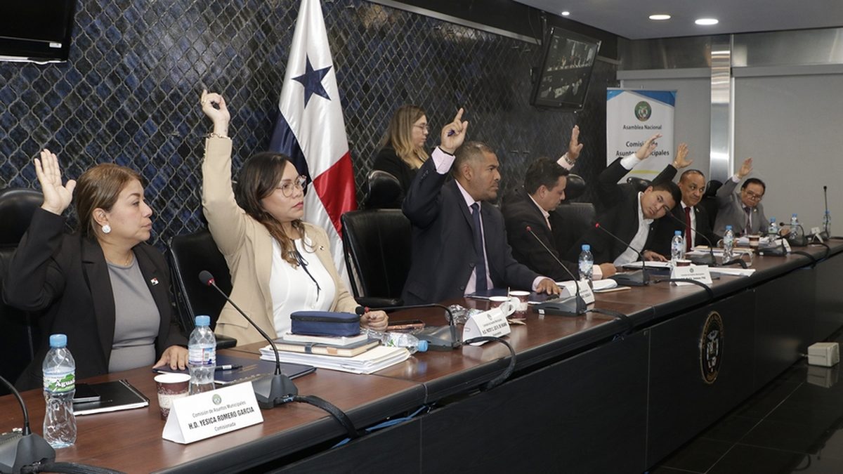 Panamanian lawmakers reviewing a decentralization reform bill during a committee session in the National Assembly
